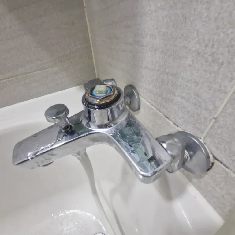 욕실 샤워기·수전 교체 시공 전